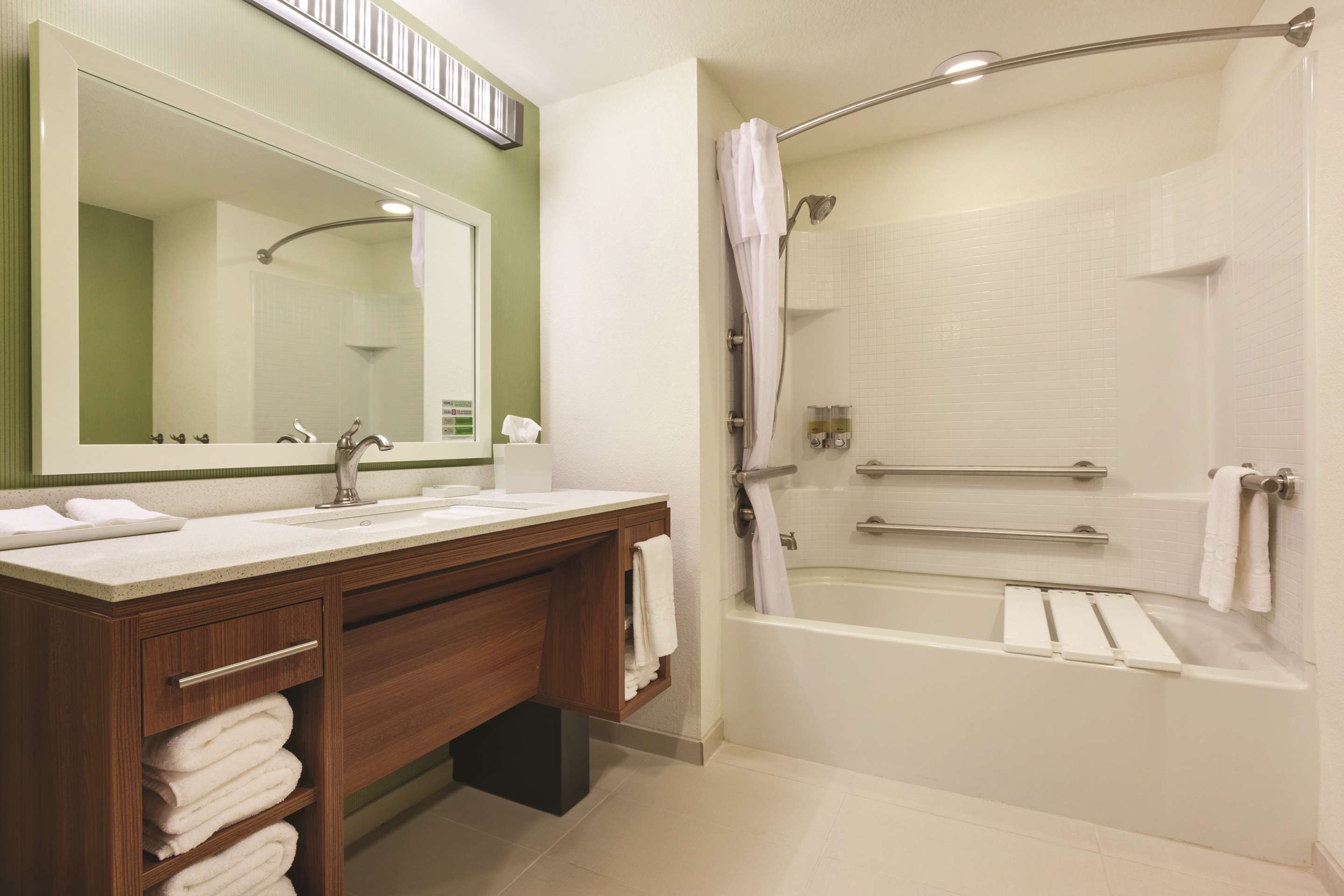 1 Queen Accessible Tub Suite