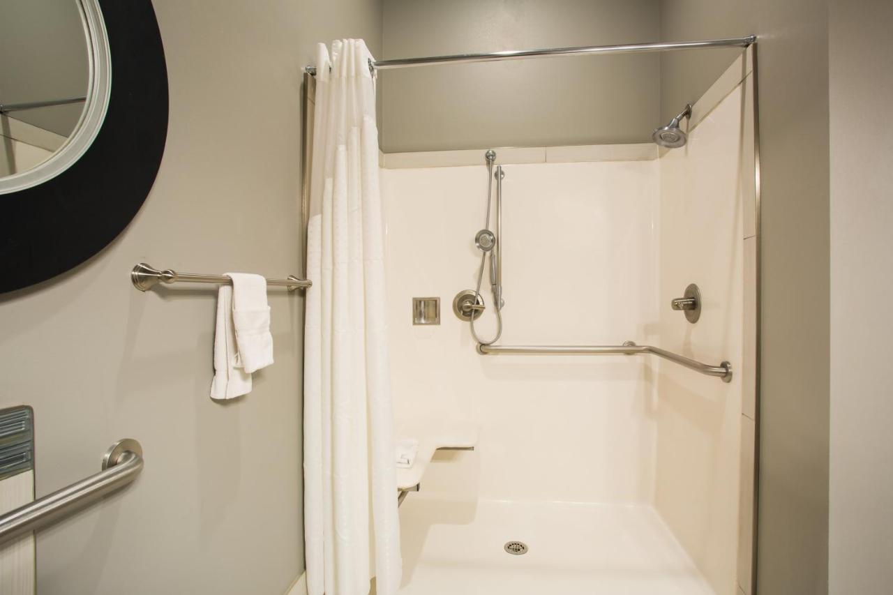 King Room - Mobility Access/Roll in Shower - Non-Smoking