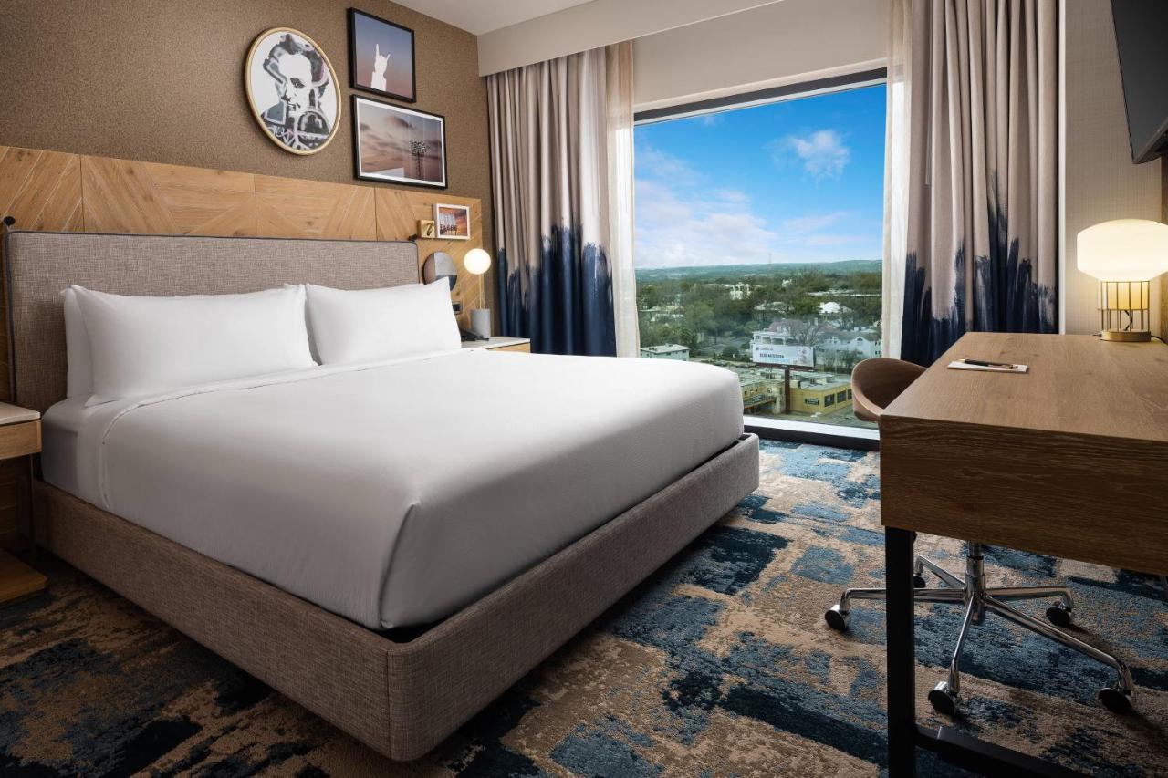 Guest room, 1 King, City view