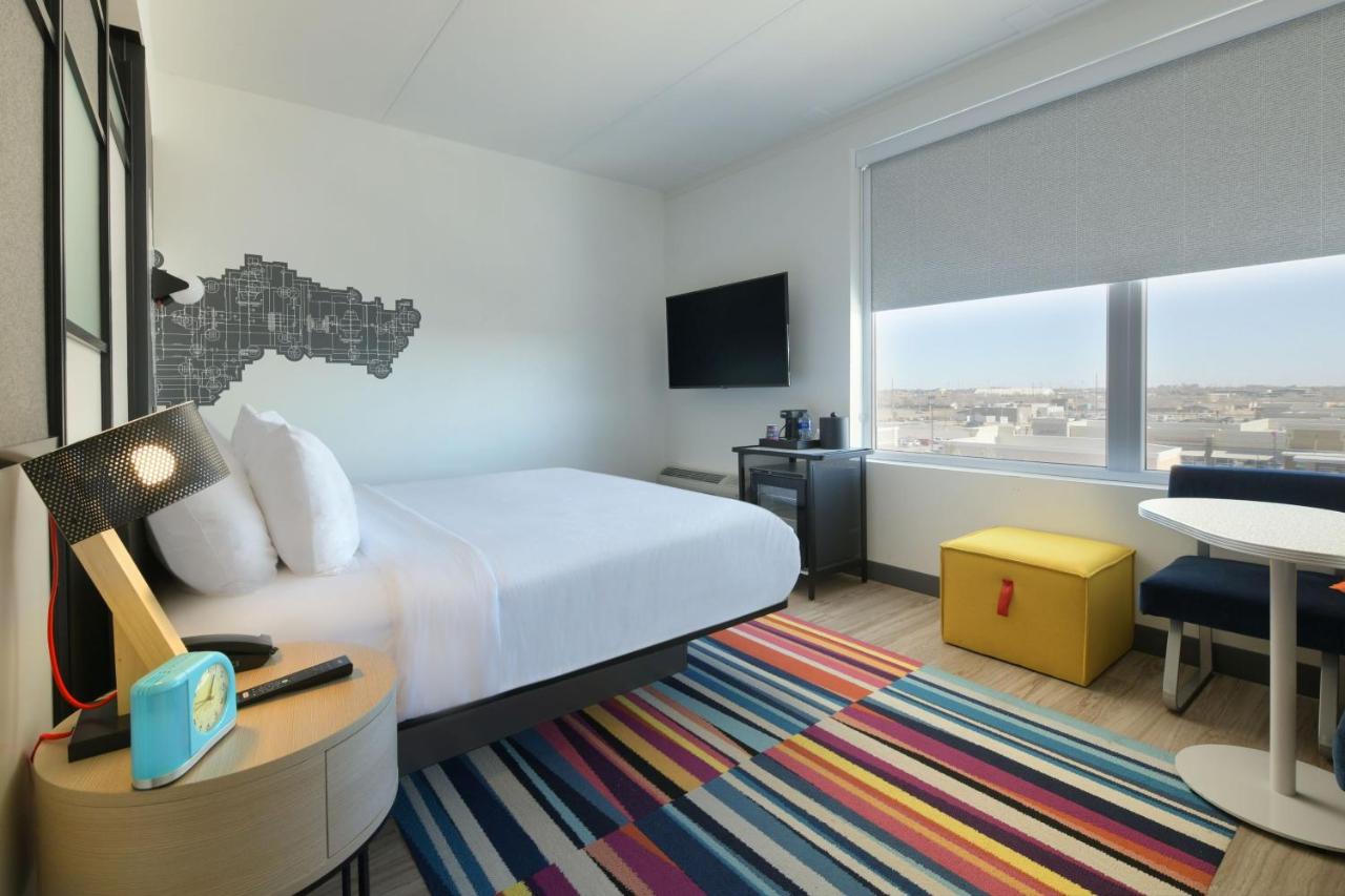 Aloft, Guest Room with 1 King