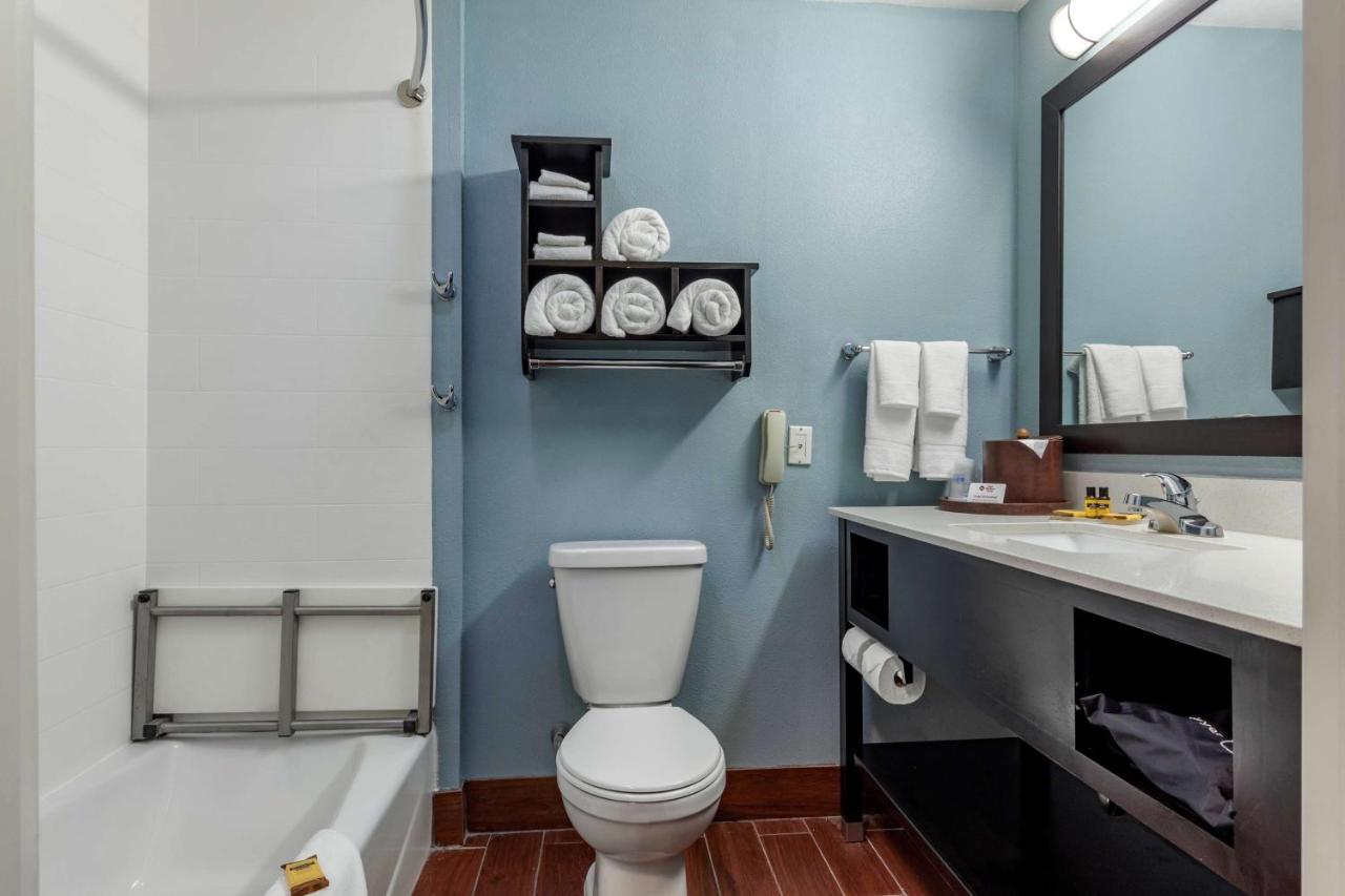 King Suite with Bath Tub - Disability Access