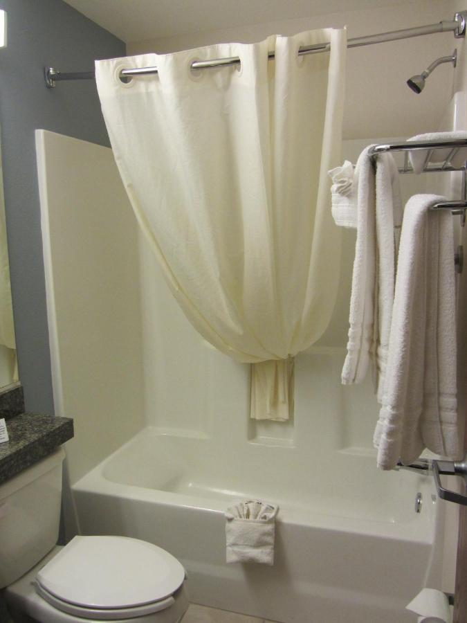 Queen Suite with Tub - Mobility/Hearing Accessible - Non-Smoking