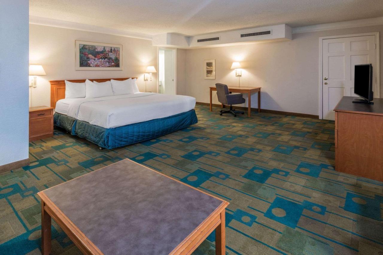 1 King, Deluxe Mobility Accessible Room, Roll-In Shower, Courtyard/Pool View