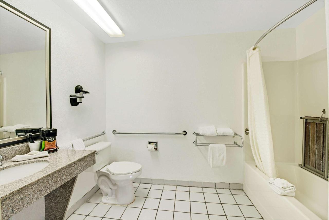 King Room with Bath Tub - Disability Access