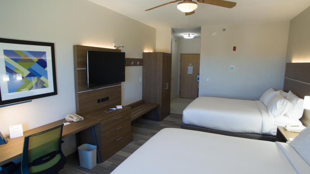 2 Queen Bed Family Suite